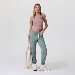 Vuori Boyfriend Jogger Women's Athleisure in Pistachio Heather Green Size: M